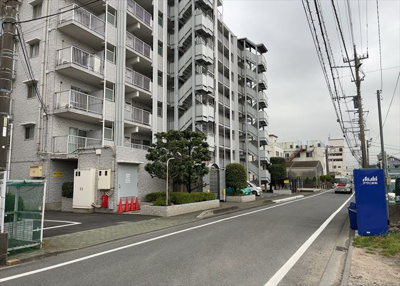 【現況写真】 | スガハイム8相模原公園 | 外観はマンション管理がされているかの目安になります。築年数が古いと、壁面は劣化してひび割れが生じることも！建物が古びていても細かいところが修繕されていると、きちんと管理されているなぁと感じるでしょう。