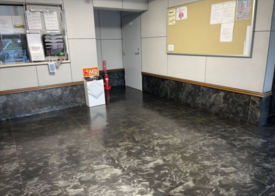 【エントランス】 | スガハイム8相模原公園 | マンションのエントランスには、もともと風よけや防犯の役割がありますが、マンションによって宅配ボックスなどの設備が備わっている所もあります。日々の生活をイメージしながら生活しやすさをチェックしましょう。