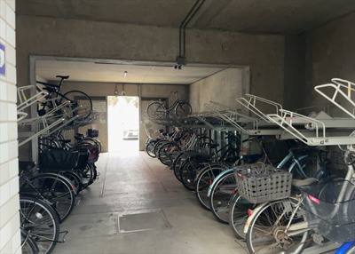 【駐輪場】 | スガハイム8相模原公園 | マンションの駐輪場は、事前に空きがあるか確認を取ると安心です。せっかく入居したのに駐輪スペースがない！なんてことになったら大変ですよね。そこで、内見時や購入前にはまず事前に確認しておくと良いでしょう。