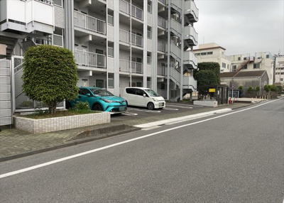 【駐車場】 | スガハイム8相模原公園 | 駐車場と明記されていても、最小スペースでつくられた駐車場だと大型車は駐車できなかったり、出入りしにくくなったりする可能性があります。お車のサイズと購入したい物件の駐車場のサイズを現地で確認しましょう。