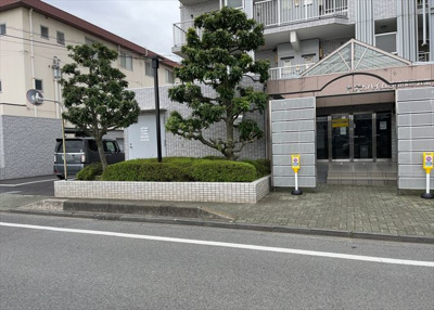 【庭】 | スガハイム8相模原公園 | 物件によっては、入居者が個人的に使用できる専用庭がついているものもあります。また、住宅の中にある土間の部分を庭と呼ぶこともあります。庭の用途は住む人によって変わり、それによってデザインもさまざまです。