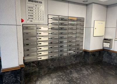 【設備】 | スガハイム8相模原公園 | エントランス付近に設置されている集合ポストは、住んでいる部屋と離れているため、ポストをあさるなど誰かに何かされていても被害に気づきにくいです。入居する時には他人に特定されにくい番号で鍵をかけましょう！