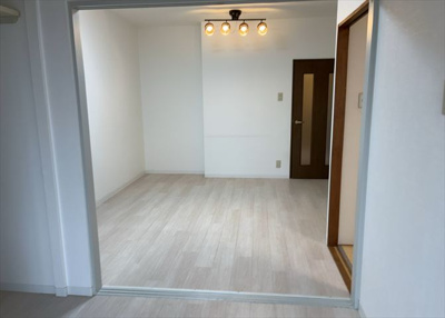 【ダイニング】 | スガハイム8相模原公園 | ダイニングは、食事や家族の団らんスペースとしてだけではなく、ほかの用途としても使用することができます。ダイニングテーブルを置き、食事のためのスペースを作ることでリビングとの差別化を図ることができます。