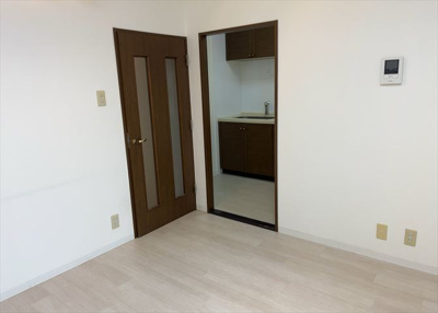 【キッチン】 | スガハイム8相模原公園 | L型アイランドタイプは、キッチンからダイニングにもリビングにも目が行き届くので、とても使いやすい配置です。L字型独立タイプは、キッチンを独立させてるためLDKというよりもLDといった様なイメージです。