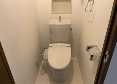 【トイレ】 | スガハイム8相模原公園 | トイレは大きさや形、機能、抗菌性などが異なる多種多彩なタイプが各メーカーから出ています。それぞれに良さがあるため、事前にどういったタイプのトイレがいいのかをご家庭内で決めて、内見に行くといいでしょう。