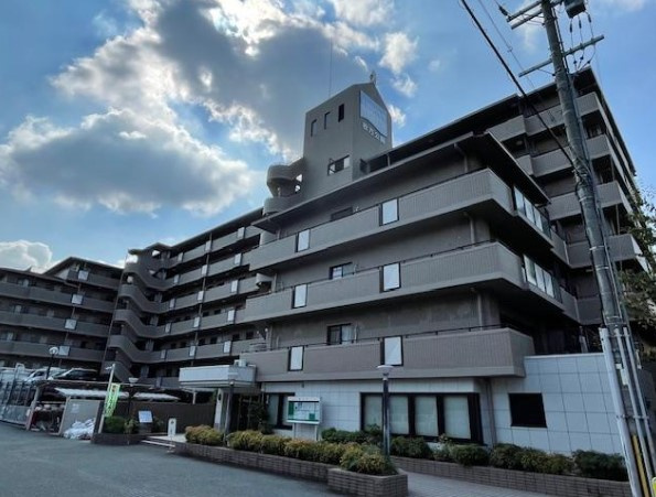 アンビエント枚方公園の外観|新しい生活にいかがでしょうか？外観はお住まいの顔になります。こだわりたいポイントですね。水回りリフォームやリノベーションも承ってます。
■現地見学・資金計画相談・住宅ローン相談もお問合せ受付中■