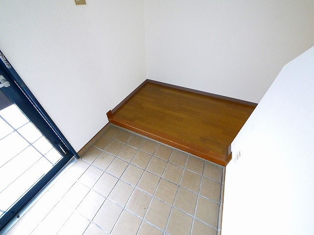 東生駒さつき台ローレルコートの玄関