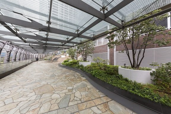 メインエントランスまでの通路です。
屋根があるので雨の日でも傘なしで移動できます。
