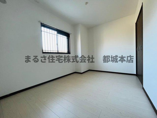 都城市吉尾町の賃貸マンションの居間・リビング
