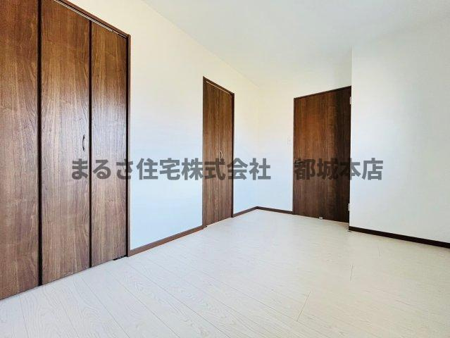 都城市吉尾町の賃貸マンションの居間・リビング