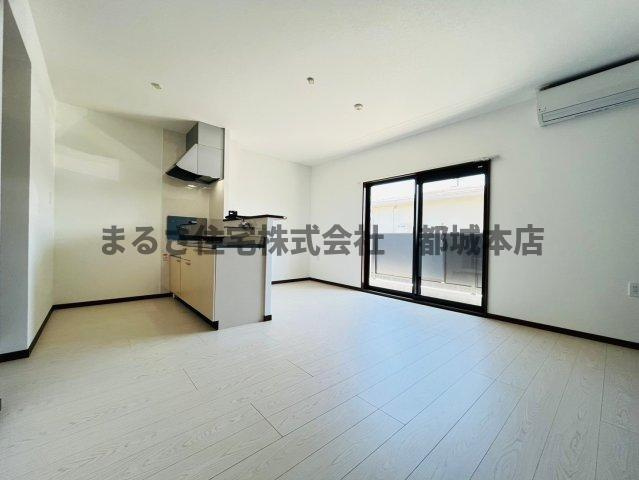都城市吉尾町の賃貸マンションの居間・リビング