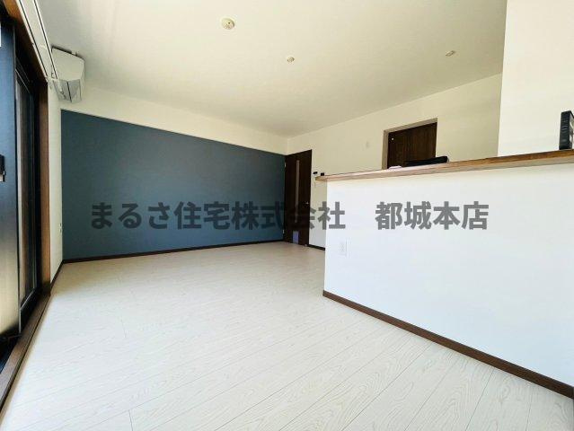 都城市吉尾町の賃貸マンションの居間・リビング