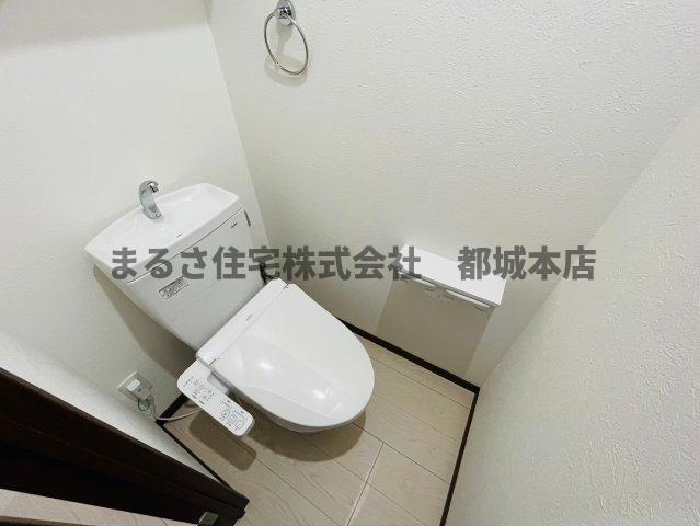 都城市吉尾町の賃貸マンションのトイレ