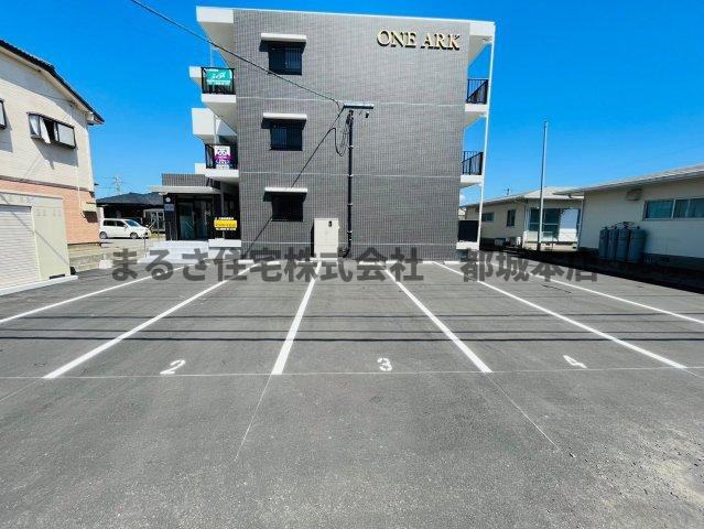 都城市吉尾町の賃貸マンションの駐車場