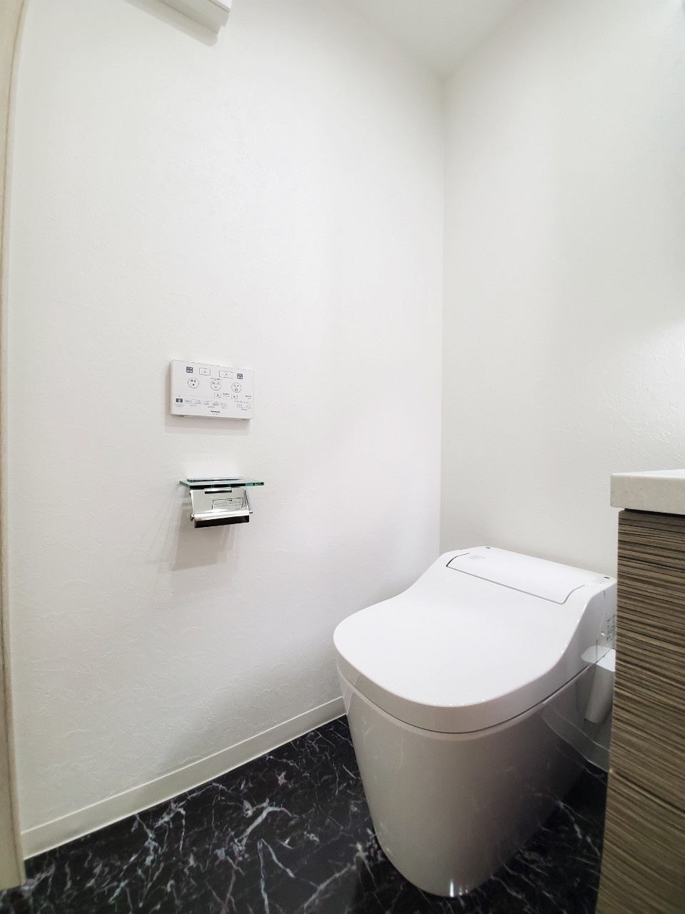 イーストアベニューのトイレ|温水洗浄機能付き便座