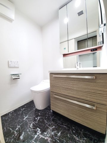 イーストアベニューの独立洗面台|鏡の裏に収納スペースありの洗面台