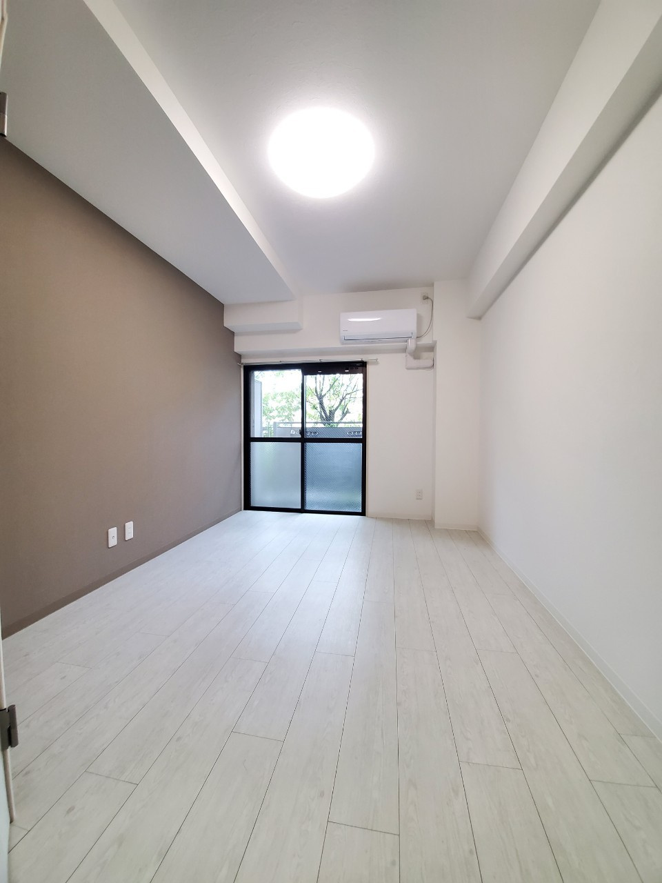 イーストアベニューの内装|洋室にエアコン照明あり