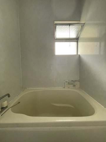 笹の台団地7棟の浴室|笹の台団地7棟（2LDK）窓付きのお風呂