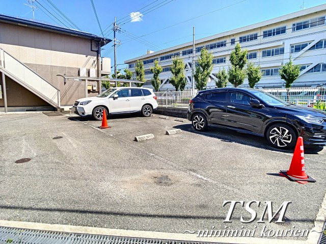 コンフォールヴィル木田元宮の駐車場