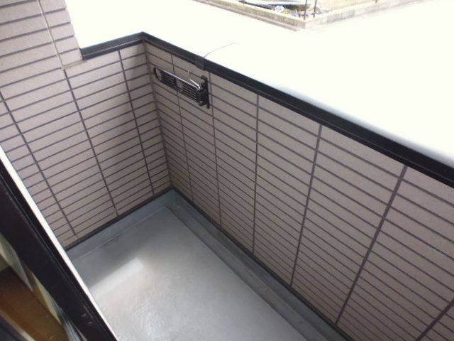 岡山市南区植松のアパートのバルコニー