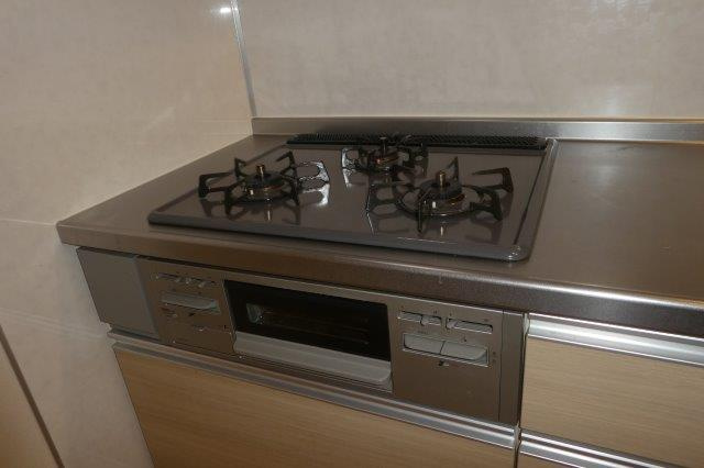 小田郡矢掛町矢掛のアパートのキッチン|３口ガスコンロ