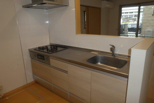 小田郡矢掛町矢掛のアパートのキッチン|３口ガスコンロ付きシステムキッチン