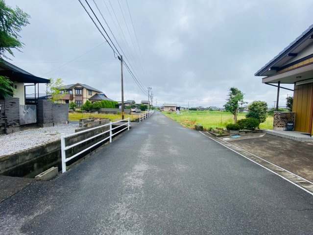 中古戸建　大垣市貝曽根町　昭和49年築の前面道路含む現地写真
