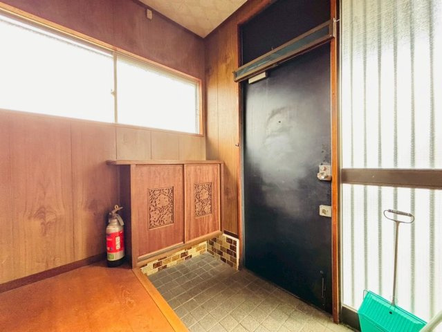 【商談中】中古戸建　大垣市貝曽根町　昭和49年築の玄関