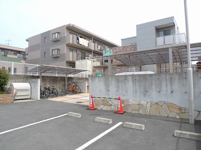 パラディスの駐車場