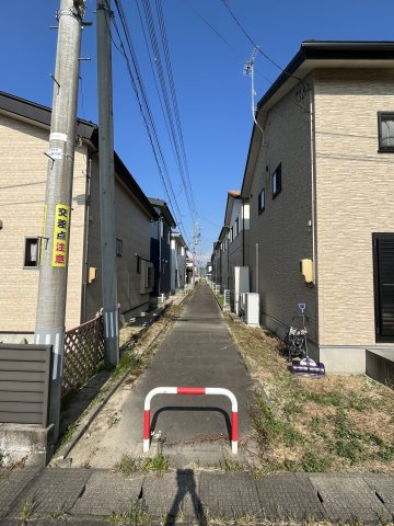 アンティノール_貸家6棟の前面道路含む現地写真|宅地の裏側にある自転車歩行者道です　幅員2.5ｍ
車での通行は不可となっています。
