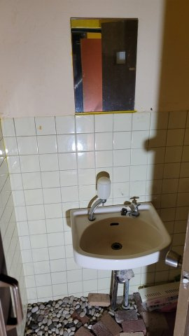 隆泉楼ビルの独立洗面台