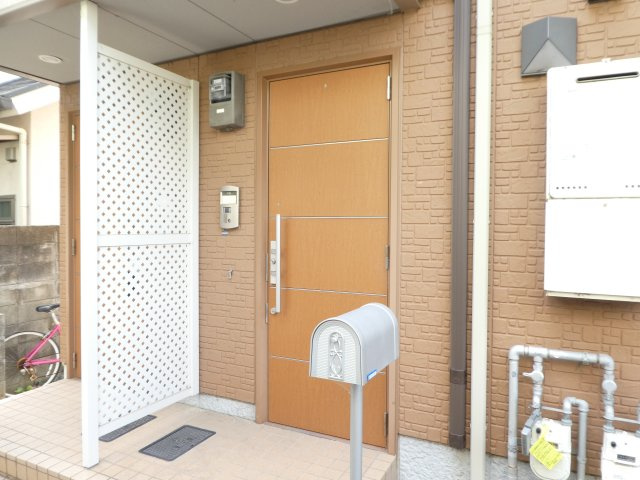 アヴェーク宝塚のエントランス