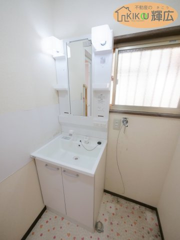 明石市二見町東二見　中古戸建の独立洗面台