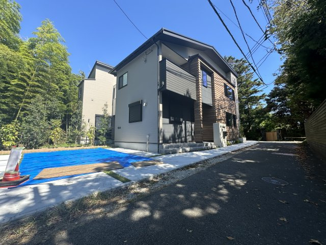 【成約】鎌倉市鎌倉山3丁目 デザイナーズハウスの前面道路含む現地写真|1号棟の写真です