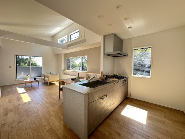 鎌倉市鎌倉山3丁目 デザイナーズハウスの居間・リビング|1号棟の写真です