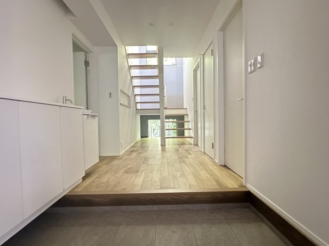 鎌倉市鎌倉山3丁目 デザイナーズハウスの玄関|2号棟