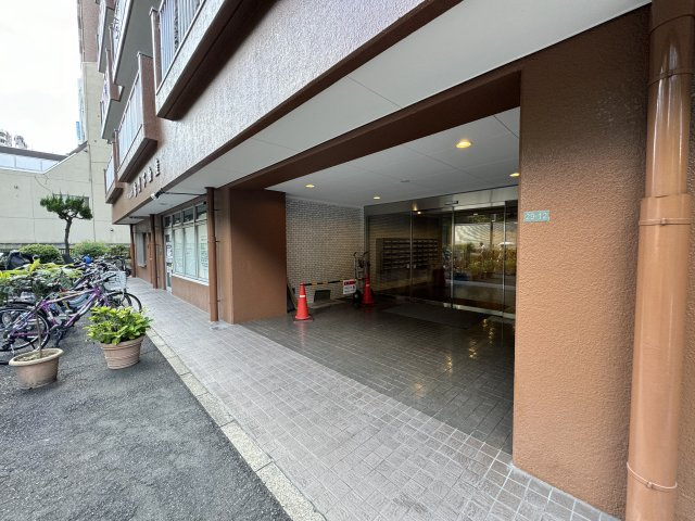 赤門ロイヤルハイツのエントランス