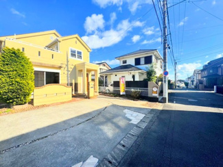 【前面道路含む現地写真】 | ◆堂々たる趣ながら、主張し過ぎずどこか余裕を感じさせるシャープなフォルムで佇む邸宅は、晴天の空と照らし合わせる事で、本来あるべき完成形の姿を見せてくれます。