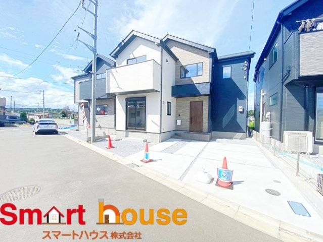 青梅市今井　最終1棟！の外観|外壁が周囲の街並みと青空に生えるお洒落な仕上がり！周囲には高い建物のないエリア。青い空が大きく感じますね。