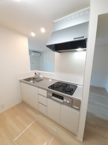 ラ・フェリーチェⅢのキッチン|3口コンロ・グリル付のシステムキッチンです♪