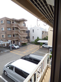 閑静な住宅街ですよ♪洗濯物掛ける事もできますよ♪
