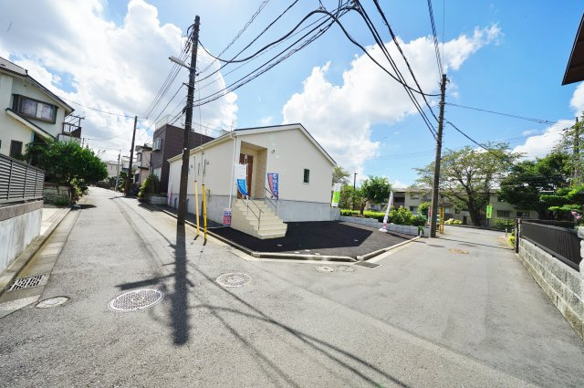 【横浜市旭区上白根1丁目30-13新築戸建て】★仲介手数料無料★（白根小学校・今宿中学校）の前面道路含む現地写真