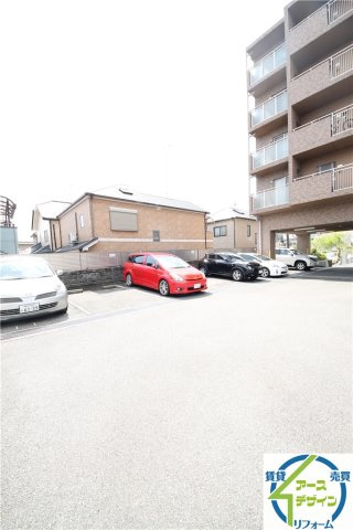 シャン・クラージュの駐車場|カースペースがあります