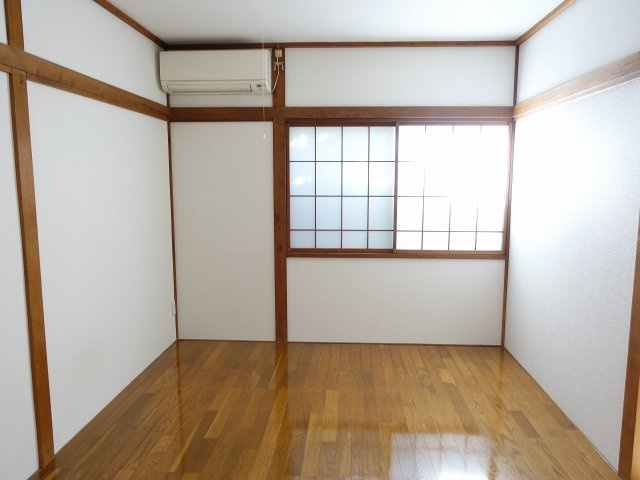 新潟市中央区米山のアパートの居間・リビング