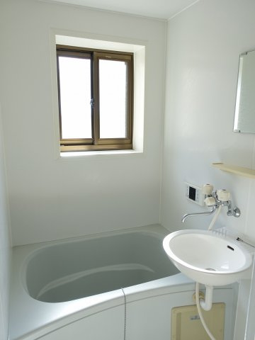 新潟市中央区米山のアパートの浴室