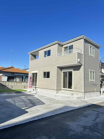 玉村町下新田3期（全1棟）1号棟の外観|隣地との距離も保ちながらも綺麗な街並みに溶け込みました！
駐車スペースやお庭も十分に確保しています！
