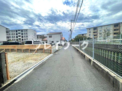 【前面道路含む現地写真】 | 条東小・南向き・土地28坪・建築条件なし・更地渡し・泉大津市末広町2丁目 | 前面道路含む現地写真です