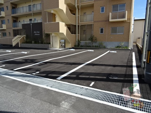 リッチ・クレールマンションの駐車場