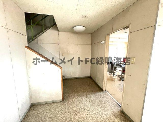 滝の水店舗　1棟3階建てビルのロビー