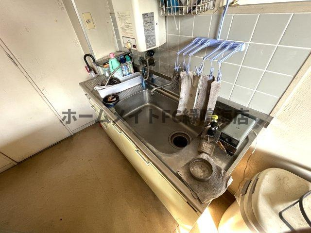 滝の水店舗　1棟3階建てビルの内装
